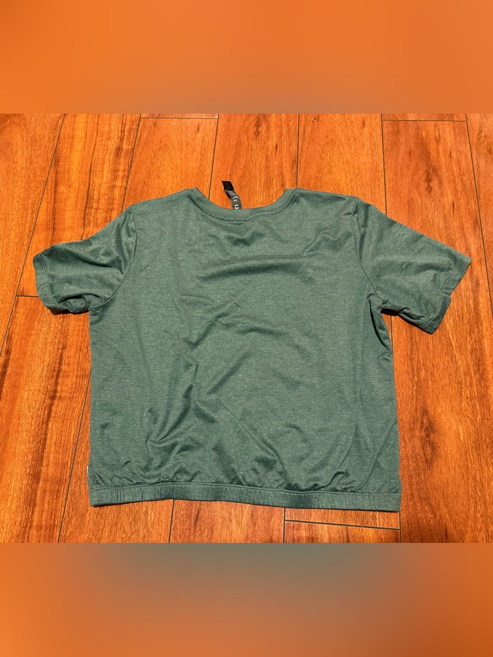 Vuori women’s Short Sleeve Tee in Forest Green Heather